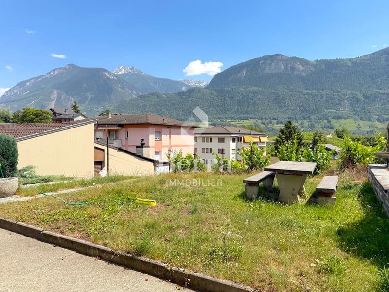 Individual villa with garden, terrace, garage and great potential. (4)