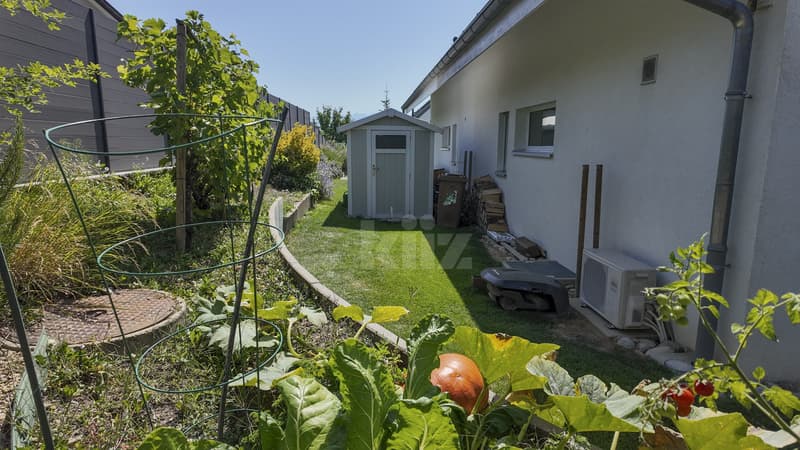 Beautiful family villa with garden and jacuzzi (12)