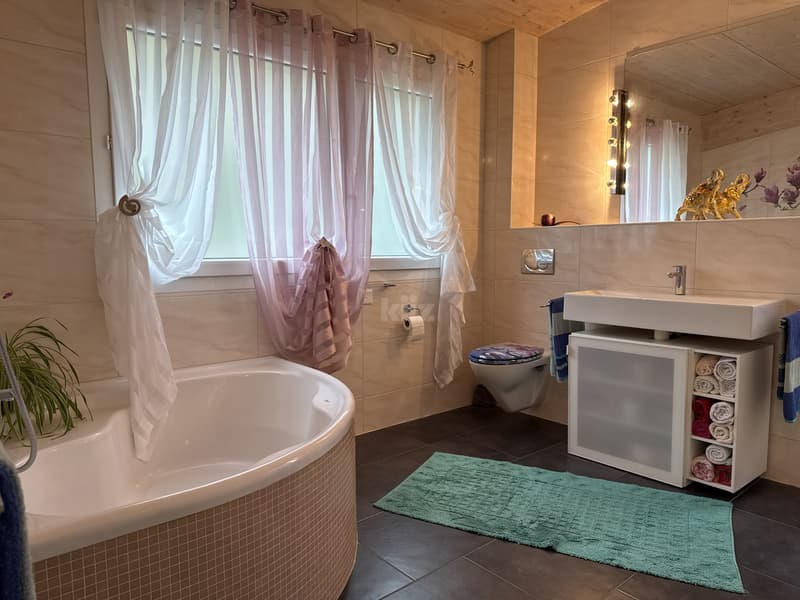 Beautiful family home with jacuzzi and lovely garden (11)