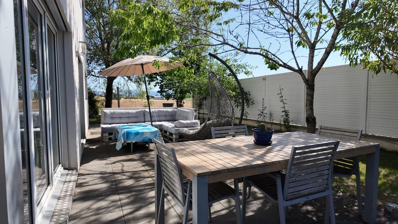 Beautiful family home with jacuzzi and lovely garden (5)