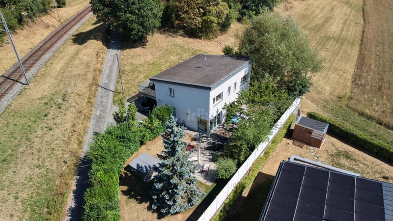 Beautiful family home with jacuzzi and lovely garden (1)