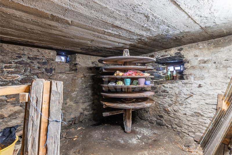 To renovate! Authentic village house and barn (10)