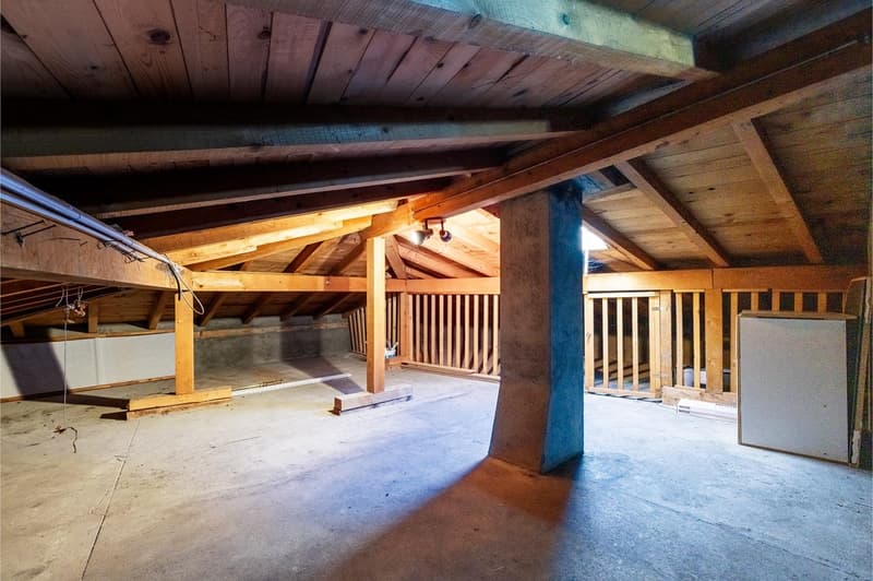 wooden ceiling, wooden pillars, concrete floor, empty room, light on the ceiling