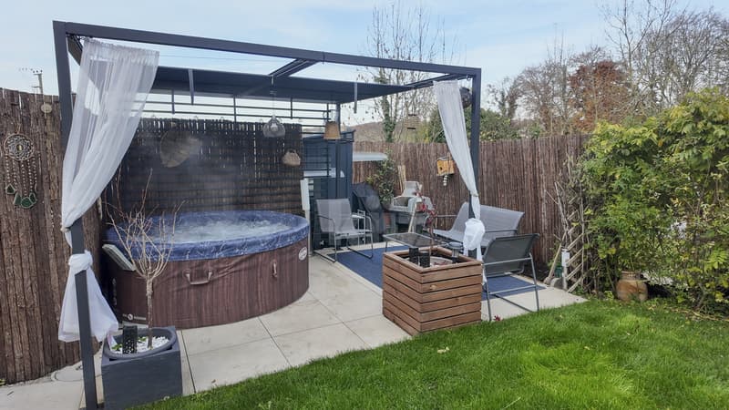 Splendid recent house with terraces and garden (11)