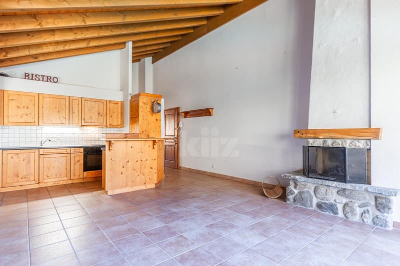 Bello appartamento con balcone e vista aperta (3)