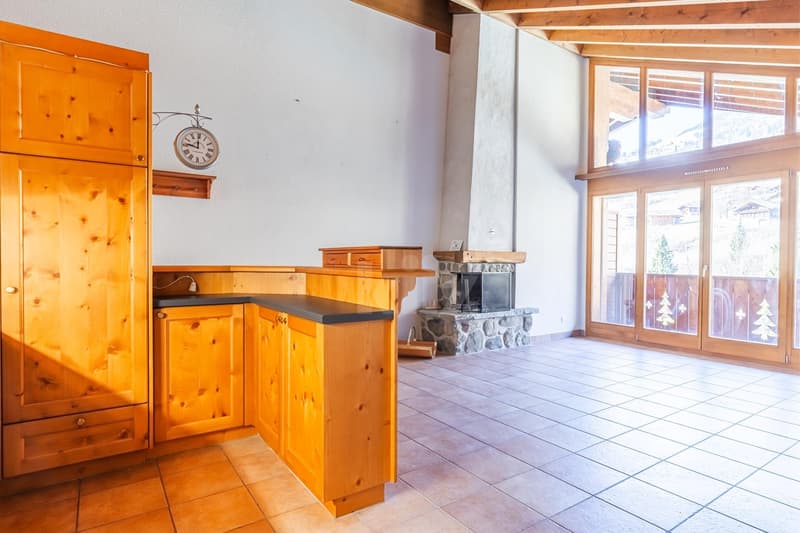 Bello appartamento con balcone e vista aperta (9)