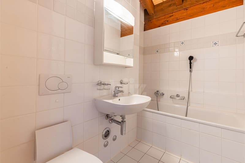 Bello appartamento con balcone e vista aperta (8)