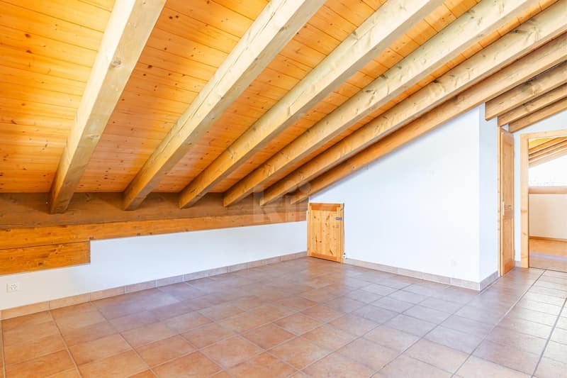 Bello appartamento con balcone e vista aperta (5)