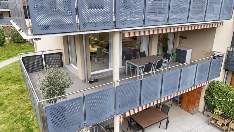 Bello appartamento recente con grande balcone (11)
