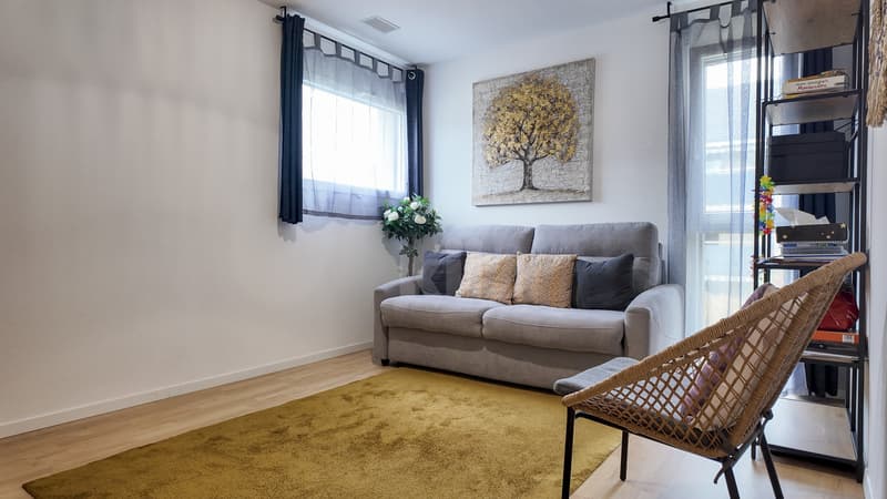 Bello appartamento recente con grande balcone (9)