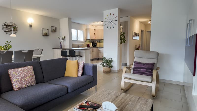Bello appartamento recente con grande balcone (4)