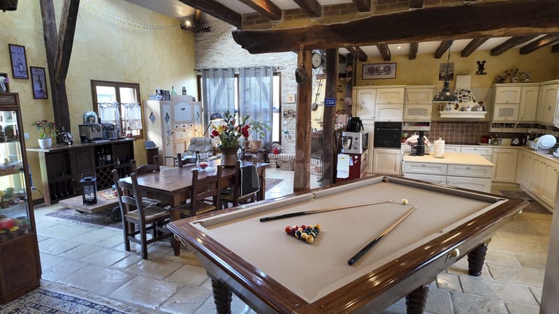Splendid country house with garden and pool (4)
