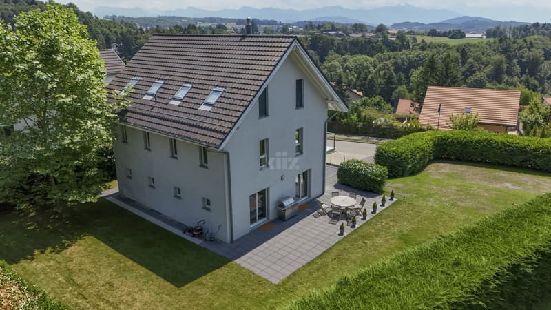 Splendid individual villa with terraces and large garden (12)