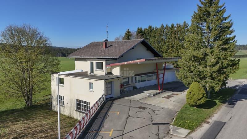 House with 3 apartments and workshops with tremendous potential (12)