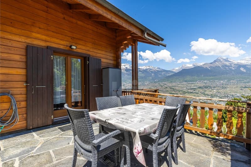 Charming chalet with terrace, garden and open view (2)
