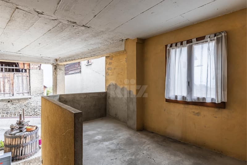 To renovate! Village house with adjacent barn (9)