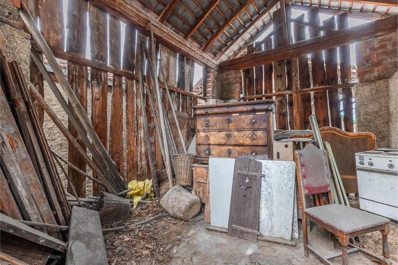 To renovate! Village house with adjacent barn (10)