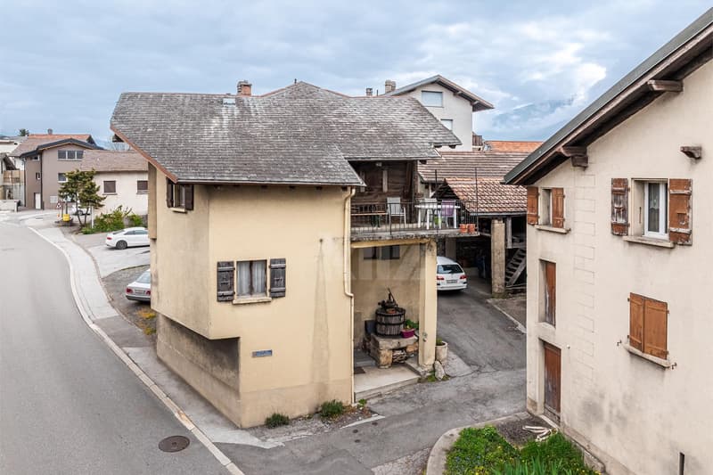 To renovate! Village house with adjacent barn (1)