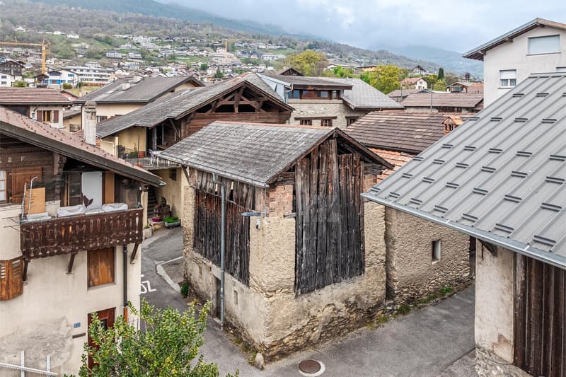 To renovate! Village house with adjacent barn (11)