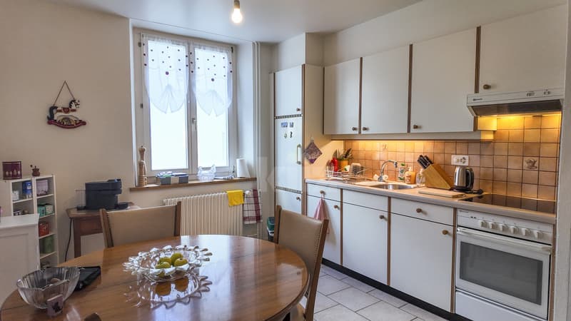 Charming house with 3 apartments and a commercial space (6)