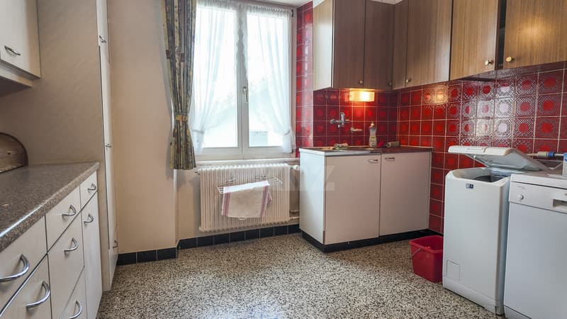 Charming house with 3 apartments and a commercial space (9)