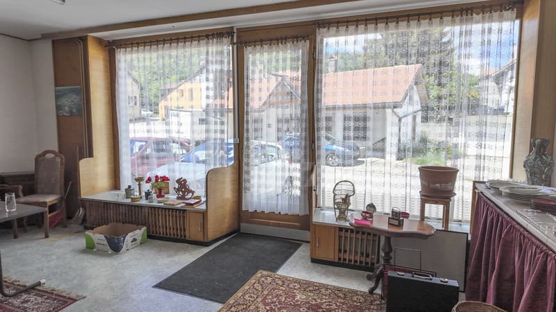 Charming house with 3 apartments and a commercial space (11)