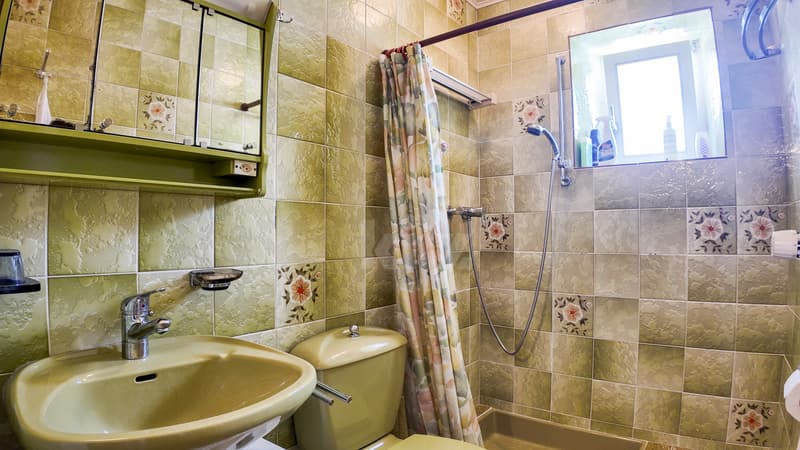 Charming house with 3 apartments and a commercial space (10)