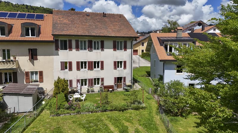 Charming house with 3 apartments and a commercial space (12)