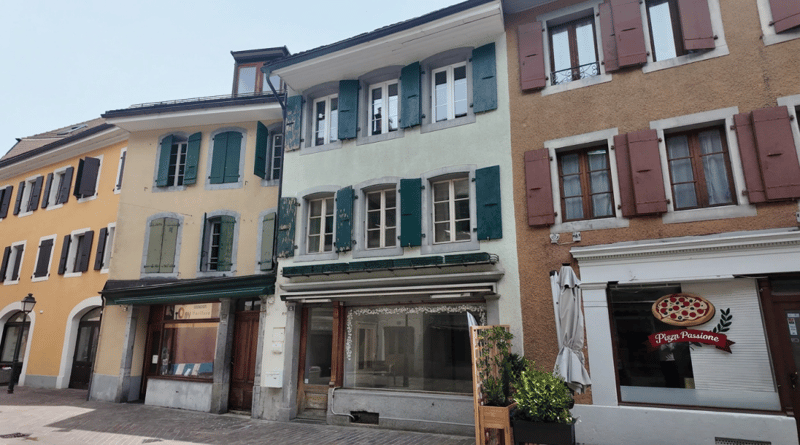 Beautiful townhouse with independent room (12)