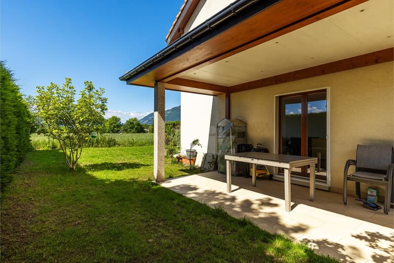 Beautiful semi-detached house with gable end, garden and open view (11)