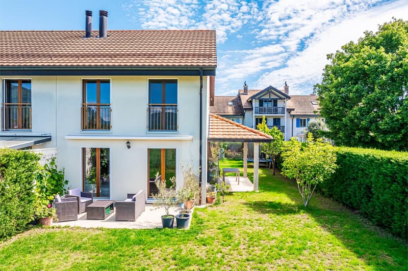 Beautiful semi-detached house with gable end, garden and open view (1)