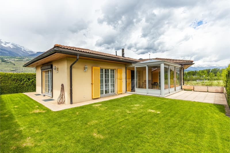 Beautiful family villa with garden and independent studio (1)