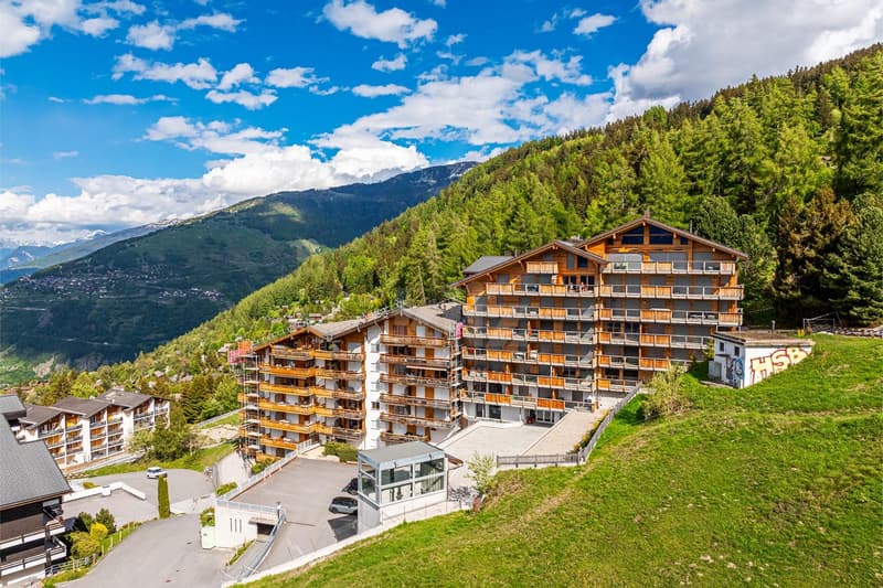 Ski In & Out: Renovated Apartment with Balconies (11)