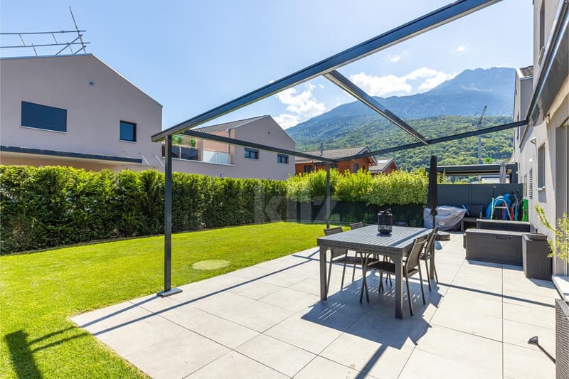 Bella casa contemporanea con giardino e due terrazze (5)