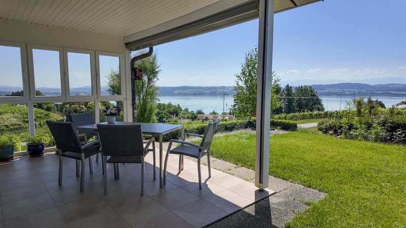Bella villa curata con vista sul lago e le montagne (12)
