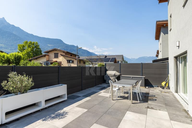 Bella villa recente con grande terrazza (11)