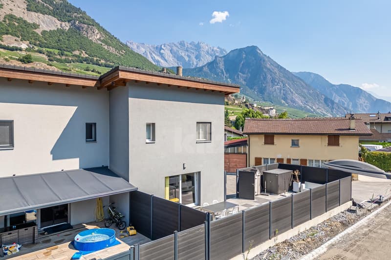 Bella villa recente con grande terrazza (12)