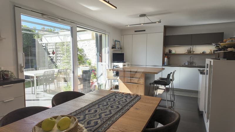Superbe maison mitoyenne en demi-niveaux avec jardin (1)