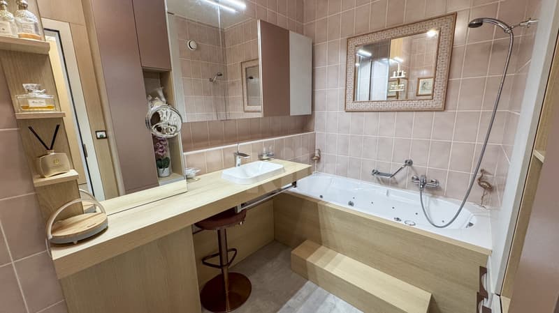 Bel appartement rénové avec balcon et vue panoramique (11)