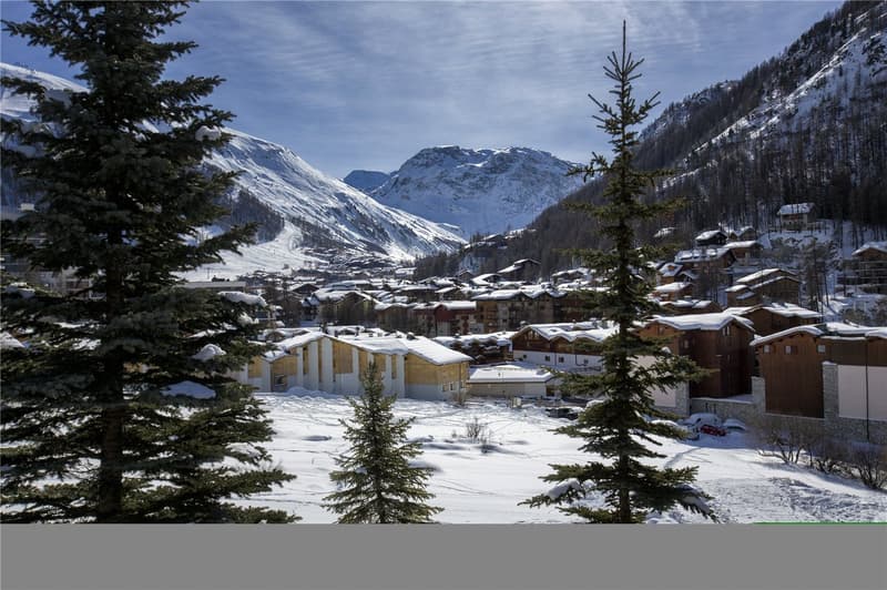 Rarely available Savoyard chalet in an elevated position with far reaching viewings over Val d’Isère (7)