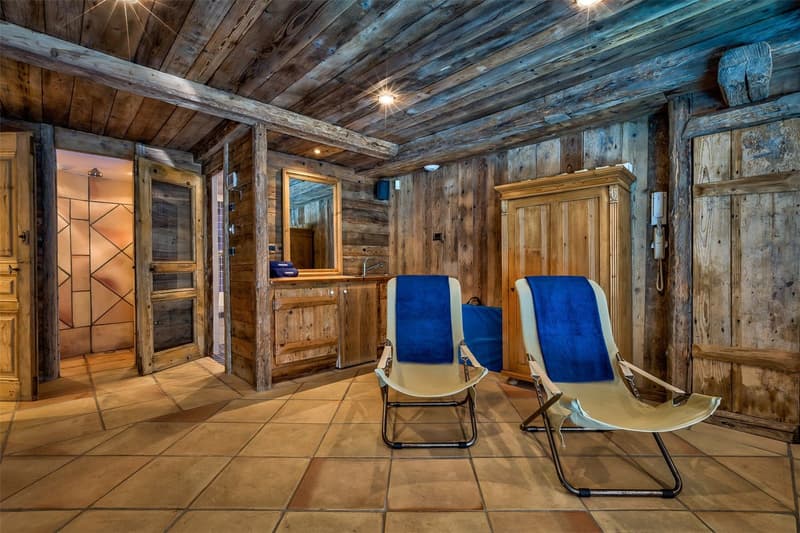Rarely available Savoyard chalet in an elevated position with far reaching viewings over Val d’Isère (5)