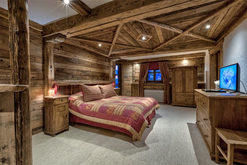 Rarely available Savoyard chalet in an elevated position with far reaching viewings over Val d’Isère (12)