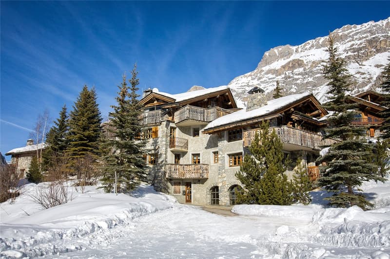 Rarely available Savoyard chalet in an elevated position with far reaching viewings over Val d’Isère (3)