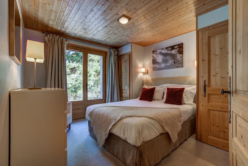 Superbly located detached five bedroom chalet with exquisite views of Mont Blanc (17)