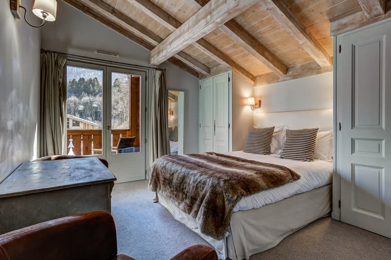 Superbly located detached five bedroom chalet with exquisite views of Mont Blanc (15)