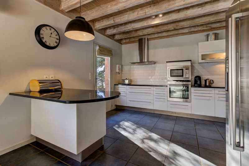 Superbly located detached five bedroom chalet with exquisite views of Mont Blanc (8)