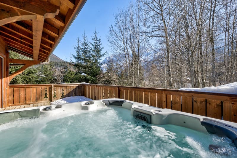 Superbly located detached five bedroom chalet with exquisite views of Mont Blanc (21)