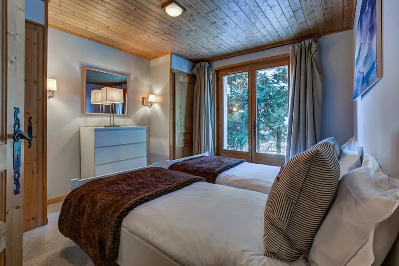 Superbly located detached five bedroom chalet with exquisite views of Mont Blanc (16)