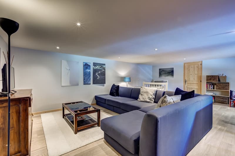 Superbly located detached five bedroom chalet with exquisite views of Mont Blanc (19)