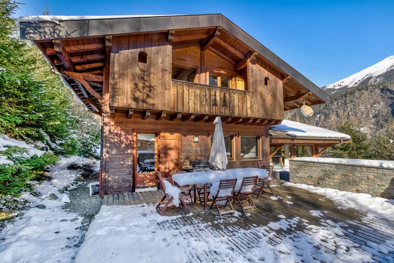 Superbly located detached five bedroom chalet with exquisite views of Mont Blanc (3)
